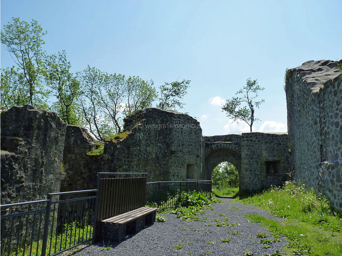 Die Weidelsburg bei Naumburg (Foto: Karl-Franz Thiede)